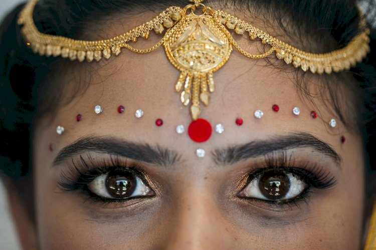 bindi for hindu women